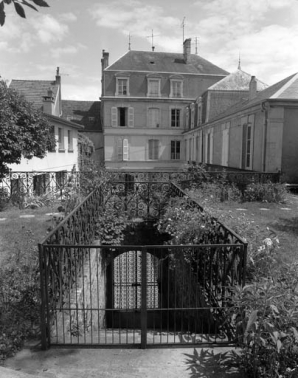 Vue d'ensemble de l'édifice depuis le parapet de l'escalier du jardin. © Région Bourgogne-Franche-Comté, Inventaire du patrimoine
