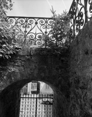 Détail du parapet de l'escalier du jardin. © Région Bourgogne-Franche-Comté, Inventaire du patrimoine