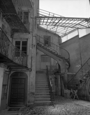 Détail de l'escalier de distribution extérieure. © Région Bourgogne-Franche-Comté, Inventaire du patrimoine