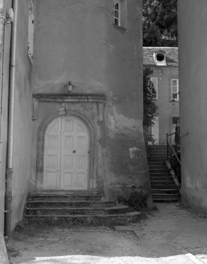 Détail : porte de l'escalier demi hors-oeuvre donnant sur la première cour. © Région Bourgogne-Franche-Comté, Inventaire du patrimoine