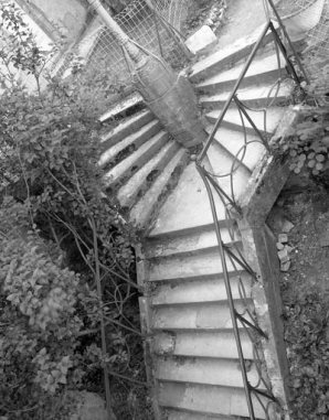 Détail de l'escalier isolé desservant la deuxième cour. © Région Bourgogne-Franche-Comté, Inventaire du patrimoine