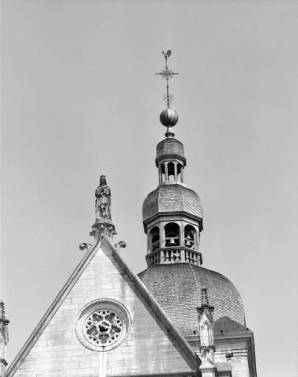 Partie supérieure de la façade occidentale et flèche polygonale du clocher. © Région Bourgogne-Franche-Comté, Inventaire du patrimoine