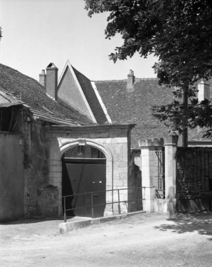 Le portail d'entrée de la cour. © Région Bourgogne-Franche-Comté, Inventaire du patrimoine
