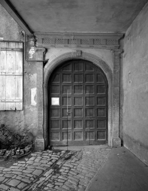 Détail : porte cochère sur façade antérieure du corps de bâtiment principal. © Région Bourgogne-Franche-Comté, Inventaire du patrimoine