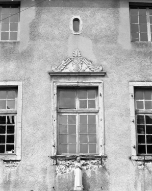 Détail d'une baie du premier étage : façade antérieure du corps de bâtiment principal. © Région Bourgogne-Franche-Comté, Inventaire du patrimoine