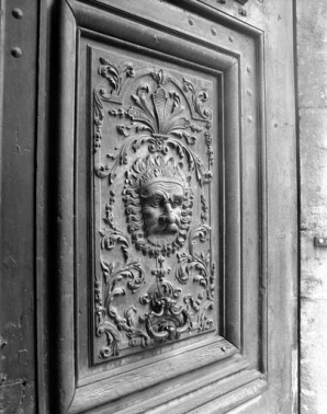Détail du portail d'entrée : panneau central droit de trois quarts gauche. © Région Bourgogne-Franche-Comté, Inventaire du patrimoine