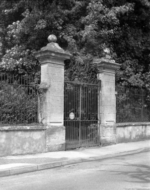 Grille d'entrée de la cour et du jardin. © Région Bourgogne-Franche-Comté, Inventaire du patrimoine