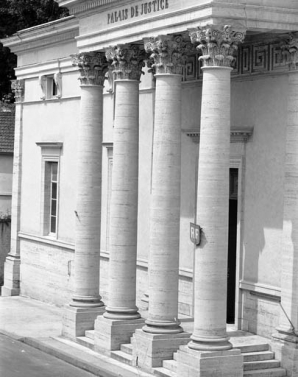 Façade antérieure : avant-corps central, détail des colonnes corinthiennes. © Région Bourgogne-Franche-Comté, Inventaire du patrimoine