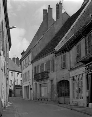 Façade sur rue de trois quarts droit, vue rapprochée. © Région Bourgogne-Franche-Comté, Inventaire du patrimoine