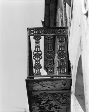 Façade sur rue : détail du balcon côté gauche. © Région Bourgogne-Franche-Comté, Inventaire du patrimoine