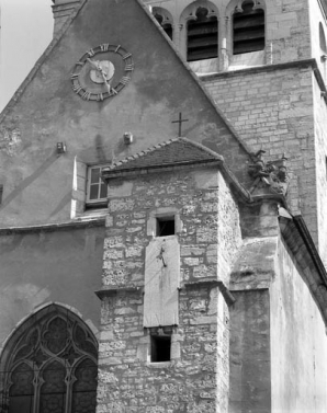 Bras droit du transept : détail du cadran solaire. © Région Bourgogne-Franche-Comté, Inventaire du patrimoine