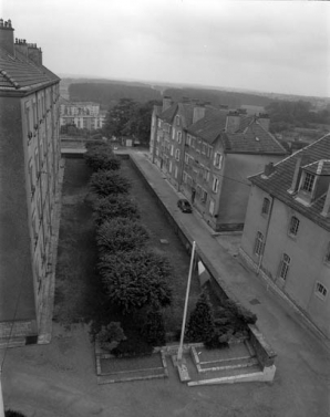 Partie droite de l'ancienne caserne : vue plongeante de la cour. © Région Bourgogne-Franche-Comté, Inventaire du patrimoine