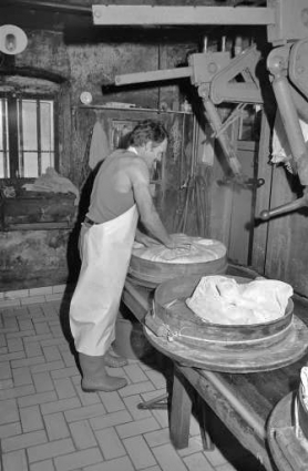Fabrication du comté : pliage de la toile sur le caillé. © Région Bourgogne-Franche-Comté, Inventaire du patrimoine