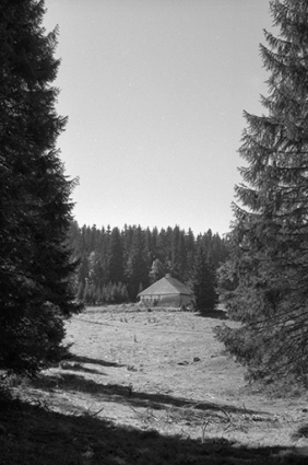 Vue de situation du chalet d'estive du Petit Boulu. © Région Bourgogne-Franche-Comté, Inventaire du patrimoine
