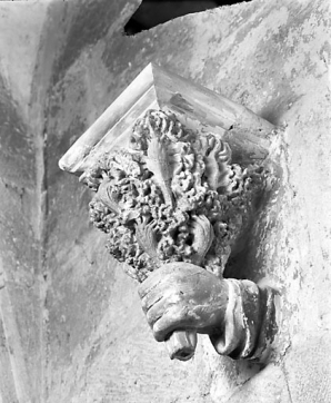 Main portant un bouquet, vue de trois quarts. © Région Bourgogne-Franche-Comté, Inventaire du patrimoine