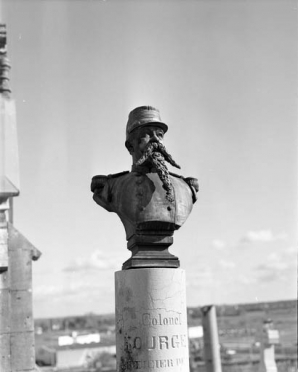 Détail du buste, de face. © Région Bourgogne-Franche-Comté, Inventaire du patrimoine