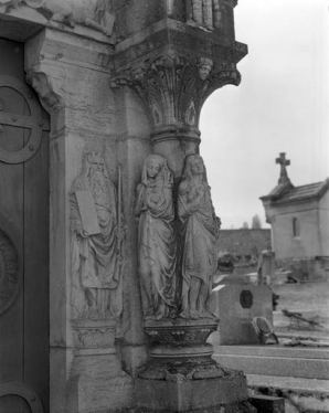 Sculptures à droite de la porte. © Région Bourgogne-Franche-Comté, Inventaire du patrimoine