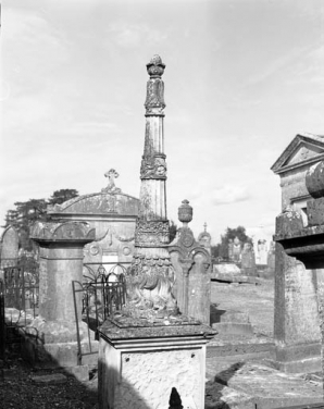 Flambeau renversé : de trois quarts gauche. © Région Bourgogne-Franche-Comté, Inventaire du patrimoine