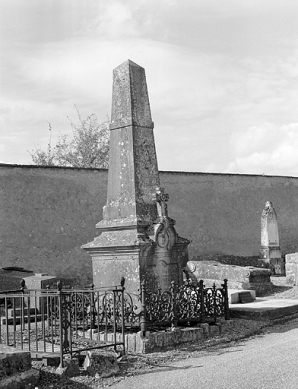 Tombeau de l'architecte Christophe Colard : de trois quarts gauche. © Région Bourgogne-Franche-Comté, Inventaire du patrimoine