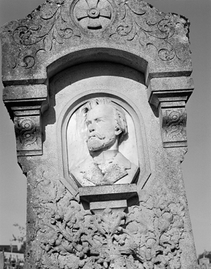 Tombeau de Michel Clémentz : détail de son portrait. © Région Bourgogne-Franche-Comté, Inventaire du patrimoine