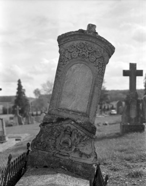 Stèle de face. © Région Bourgogne-Franche-Comté, Inventaire du patrimoine