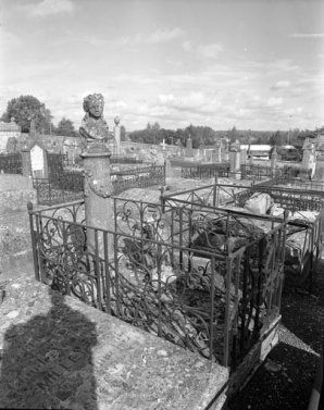 Vue partielle de la partie ancienne avec des clôtures de tombeaux en ferronnerie. © Région Bourgogne-Franche-Comté, Inventaire du patrimoine