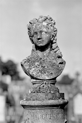 Tombeau de Marguerite Buchet : détail du buste de face. © Région Bourgogne-Franche-Comté, Inventaire du patrimoine