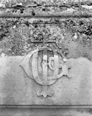 Détail : monogramme du sculpteur. © Région Bourgogne-Franche-Comté, Inventaire du patrimoine