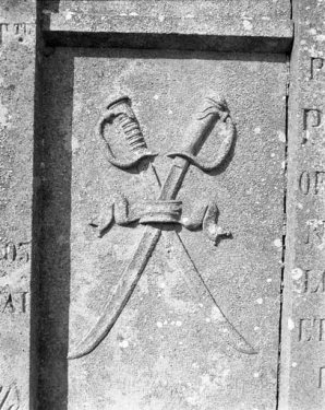 Détail : épées entrecroisées. © Région Bourgogne-Franche-Comté, Inventaire du patrimoine