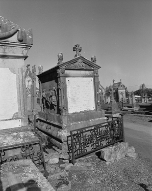 Tombeau du notaire Morel, de trois quarts gauche. © Région Bourgogne-Franche-Comté, Inventaire du patrimoine