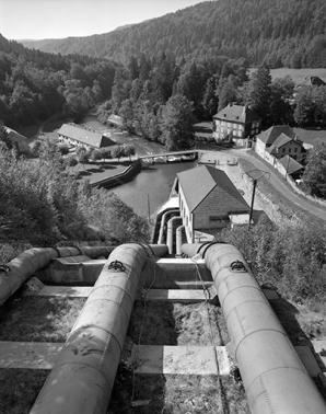Le site depuis le haut de la conduite forcée (cadrage vertical). © Région Bourgogne-Franche-Comté, Inventaire du patrimoine