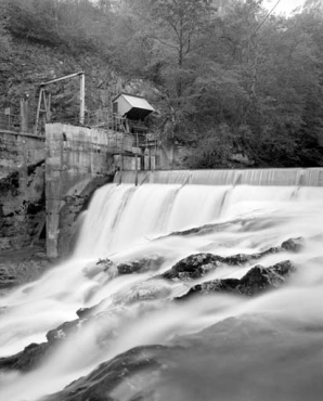 Barrage vu de l'aval (cadrage vertical). © Région Bourgogne-Franche-Comté, Inventaire du patrimoine
