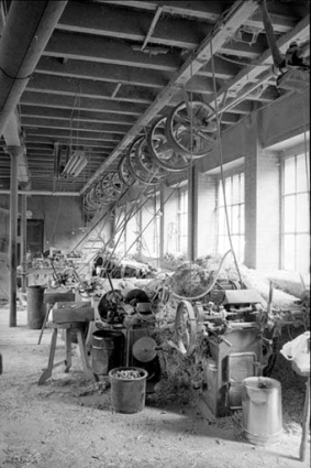 Intérieur de l'atelier de fabrication : tour à bois Monneret (Moirans-en-Montagne) et transmissions. © Région Bourgogne-Franche-Comté, Inventaire du patrimoine