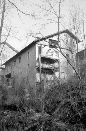 Façades postérieure et latérale gauche des ateliers de fabrication (cadrage vertical). © Région Bourgogne-Franche-Comté, Inventaire du patrimoine