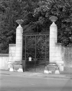 Parc de la Maison des Associations : portail d'entrée. © Région Bourgogne-Franche-Comté, Inventaire du patrimoine