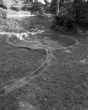 Parc de la Maison des Associations : détail d'un bassin et d'un chemin d'eau dans l'excavation. © Région Bourgogne-Franche-Comté, Inventaire du patrimoine