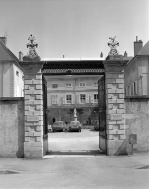 Détail du portail d'entrée, grille ouverte. © Région Bourgogne-Franche-Comté, Inventaire du patrimoine