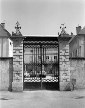 Détail du portail d'entrée, grille fermée. © Région Bourgogne-Franche-Comté, Inventaire du patrimoine
