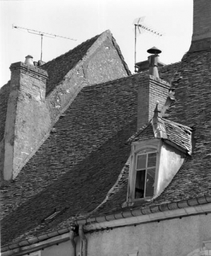 Maison du 18e siècle, 5 rue du Marché (repérée) : détail d'une lucarne. © Région Bourgogne-Franche-Comté, Inventaire du patrimoine