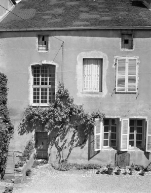 Façade postérieure de l'édifice principal. © Région Bourgogne-Franche-Comté, Inventaire du patrimoine