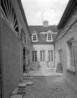 Façade antérieure de l'habitation et dépendances depuis l'entrée de la cour. © Région Bourgogne-Franche-Comté, Inventaire du patrimoine
