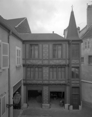 Corps de bâtiment situé à droite de la porte d'entrée de la cour : vu de face. © Région Bourgogne-Franche-Comté, Inventaire du patrimoine