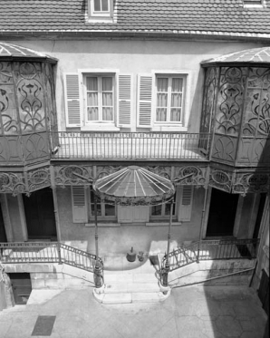 Façade antérieure sur cour, de face, vue plongeante. © Région Bourgogne-Franche-Comté, Inventaire du patrimoine