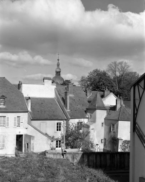 Partie de la ville haute depuis la rue du Réservoir. © Région Bourgogne-Franche-Comté, Inventaire du patrimoine