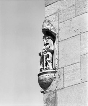 Détail d'une statuette dans une niche à l'angle de la maison. © Région Bourgogne-Franche-Comté, Inventaire du patrimoine