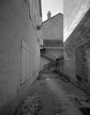 Détail de l'escalier extérieur, au fond de la cour depuis le porche d'entrée. © Région Bourgogne-Franche-Comté, Inventaire du patrimoine