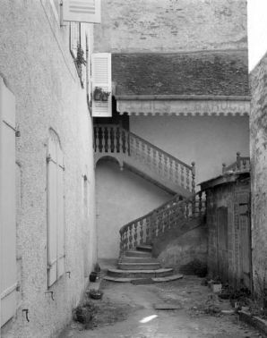 Détail de l'escalier extérieur : de face. © Région Bourgogne-Franche-Comté, Inventaire du patrimoine