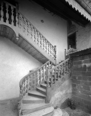 Détail de l'escalier extérieur : vue rapprochée. © Région Bourgogne-Franche-Comté, Inventaire du patrimoine