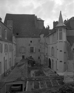 Façade latérale gauche : vue éloignée. © Région Bourgogne-Franche-Comté, Inventaire du patrimoine