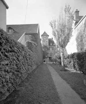 Façade postérieure du n° 8 de la rue du Marché, avec la tour Saint Pierre Fourier : vue éloignée. © Région Bourgogne-Franche-Comté, Inventaire du patrimoine